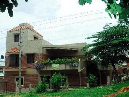 Tulips Homestay Mysore Bagian luar foto
